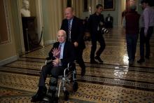Le sénateur américain John McCain en chaise roulante au Congrès le 1er décembre 2017