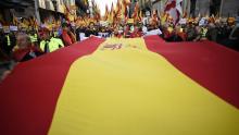 Des manifestants portent un drapeau espagnol lors d'une manifestation contre l'indépendance de la Ca