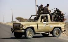 Des combattants yéménites soutenant les forces loyalistes, sur une route de Bayḩān, dans la province