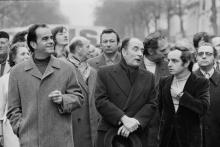L'ex dirigeant communiste Georges Marchais (G), au côté de François Mitterrand (C), alors Premier se
