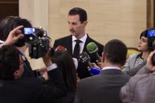 Photo du président syrien Bachar Al-Assad parlant à des journalistes le le 18 décembre 2017 à Damas,