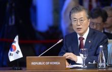 Le nouveau président sud-coréen, Moon Jae-In lors d'un sommet de l'ASEAN à Manille, le 14 novembre 2