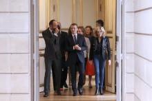 Le Premier ministre Edouard Philippe rit au côté d'Emmanuel Macron et de Brigitte Macron, à l'Elysée
