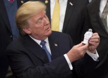 Donald Trump et une figurine d'astronaute à la Maison Blanche le 11 décembre 2017