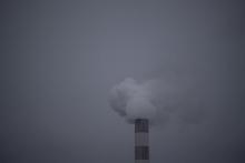 Fumée provenant d'une cheminée de la centrale électrique à charbon de Wujing à Shanghai, le 21 févri