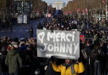 Des fans de Johnny Hallyday rassemblés sur les Champs-Elysées avant le passage du convoi funéraire d