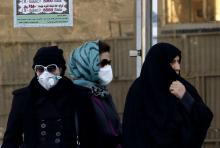 Des Iraniennes portent un masque pour se protéger de la pollution à Téhéran, le 17 décembre 2017