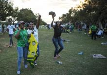 Des soutiens de Cyril Ramaphosa, nouveau président de l'ANC, célèbrent son élection à Johannesburg, 