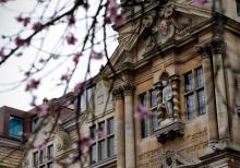 La façade de l'université britannique d'Oxford qui vient de lever 750 millions de livres en obligati