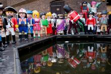 Des figurines géantes de Playmobil sont exposées sur le canal à Camden, dans le nord de Londres, le 