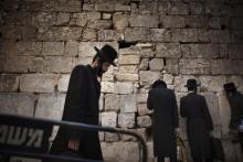 Des juifs ultra-orthodoxe prient devant le mur des Lamentations le 14 janvier 2011