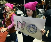 Des manifestantes coiffées de bonnets roses protestent le 2 février 2017 à Las Vegas (ouest des Etat