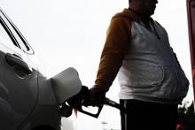 Le prix du pétrole coté à New York a dépassé mardi la barre des 60 dollars en séance, une première depuis juin 2015, sous l'effet d'une explosion sur un oléoduc en Libye.
