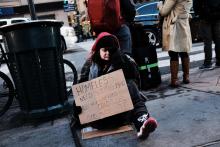 Une jeune femme sans-abri fait la manche sur un trottoir de New York (Etats-Unis), le 14 décembre 20