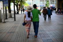 Un couple dans une rue de Pékin