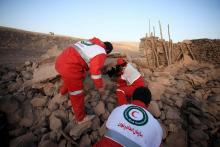 Des employés de la Croix-rouge iranienne le 21 décembre 2010 à Chah Ghanbar en Iran