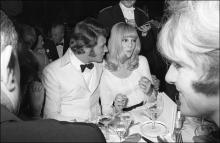 Les jeunes mariés de la chanson Johnny Hallyday et Sylvie Vartan le 21 décembre 1966 à Paris