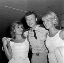 Johnny Hallyday, en uniforme, avec sa femme Sylvie Vartan (d), et la chanteuse Dalida (g), le 4 sept