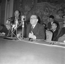 Edgar Faure s'adresse aux médias, le 2 décembre 1955 à l'Hôtel Matignon à Paris