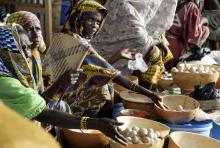 Des femmes vendent des oeufs sur le marché de Niamey le 4 juillet 2005