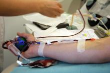 Un médecin prélève le sang d'un patient le 6 juillet 2012 au centre de collecte de sang de l'Institu
