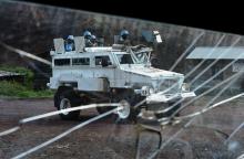 un véhicule de la Mission des Nations unies au Congo (Monusco) photographié au travers d'une vitre b