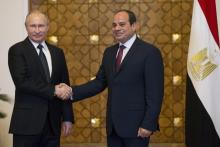 Le président russe Vladimir Poutine (à gauche) et son homologue égyptien Abdel Fattah al-Sissi se se