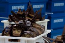 Des chaussures Birkenstock à leur sortie d'usine, le 10 mai 2016 à Goerlitz en Allemagne