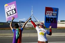 Des militants célèbrent la signature de la loi légalisant le mariage gay devant le Parlement austral