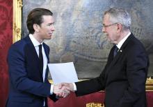 Le président autrichien Alexander Van der Bellen (g) lors de la prestation de serment du nouveau cha