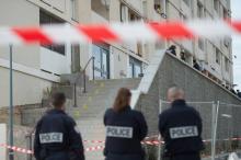 Trois officiers de police devant la cité des "Lauriers" à Marseille, le 18 mars 2017