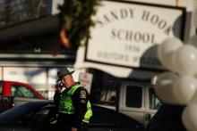 Un policier devant l'école Sandy Hook de Newtown, le 15 décembre 2012 dans le Connecticut