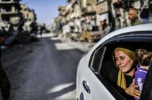 Une femme pleure en regardant sa maison à Raqa le 20 octobre 2017 après que les forces kurdo-arabes 