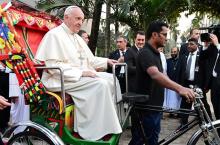 Le pape François fait un tour en rickshaw à Dacca au deuxième jour de sa visite au Bangladesh, le 1e