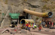 Des ouvriers chinois et pakistanais s'activent pour bâtir une centrale hydroélectrique dans la régio