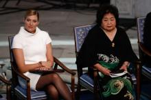 Setsuko Thurlow, rescapée d'Hiroshima (D), et Beatrice Fihn, directrice de la Campagne international