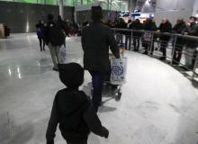 Des réfugiés soudanais arrivent à l'aéroport de Roissy-Charles-de-Gaulle, le 18 décembre 2017, près 