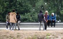 Des migrants au bord d'une route menant au port de Calais, dans les Hauts-de-France, le 3 juillet 20