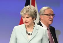 La Première ministre britannique Theresa May sort du 10 Downing Street, le 6 décembre 2017 à Londres