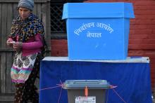 Une Népalaise s'apprête à déposer son bulletin de vote lors de la deuxième phase des élections, le 7