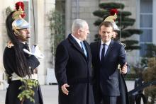 Le président Emmanuel Macron (d) accueille le Premier ministre israélien Benjamin Netanyahu, à son a