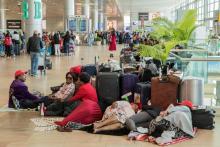 des voyageurs sud-africains attendent leurs vols suspendus après une grève à l'aéroport israélien de