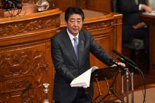Le Premier ministre japonais Shinzo Abe, lors d'une séance de question à la chambre haute du Parlement nippon le 4 décembre 2017