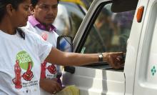 Des volontaires d'une ONG indienne distribuent des préservatifs à des automobilistes de Bombay à l'o