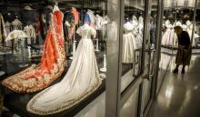 Une visiteuse découvre des centaines de vêtements d'époque, lors d'une exposition au musée de l'Ermi