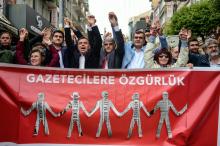 Des manifestants tiennent une bannière "Liberté pour les journalistes", le 28 octobre 2017 à Istanbu