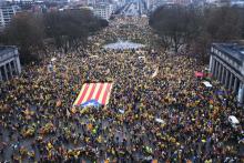 Des indépendantistes catalans brandissent un drapeau catalan sur la Grande Place à Bruxelles, le 6 d