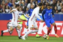 L'attaquant français Kylian Mbappé (d) face à l'Espagne lors d'un match amical, le 28 mars 2017 au S