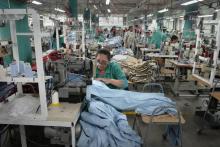 Des employés de l'usine textile Kinross au Cap, fabriquent des pantalons, le 19 octobre 2017