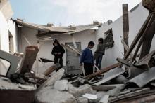 Des jeunes Palestiniens dans les décombres de leur maison endommagée dans une frappe aérienne israél